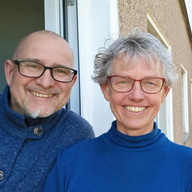 Das Foto zeigt ein Portrait von Jochen und Annette vom Projekt Lebensbogen.